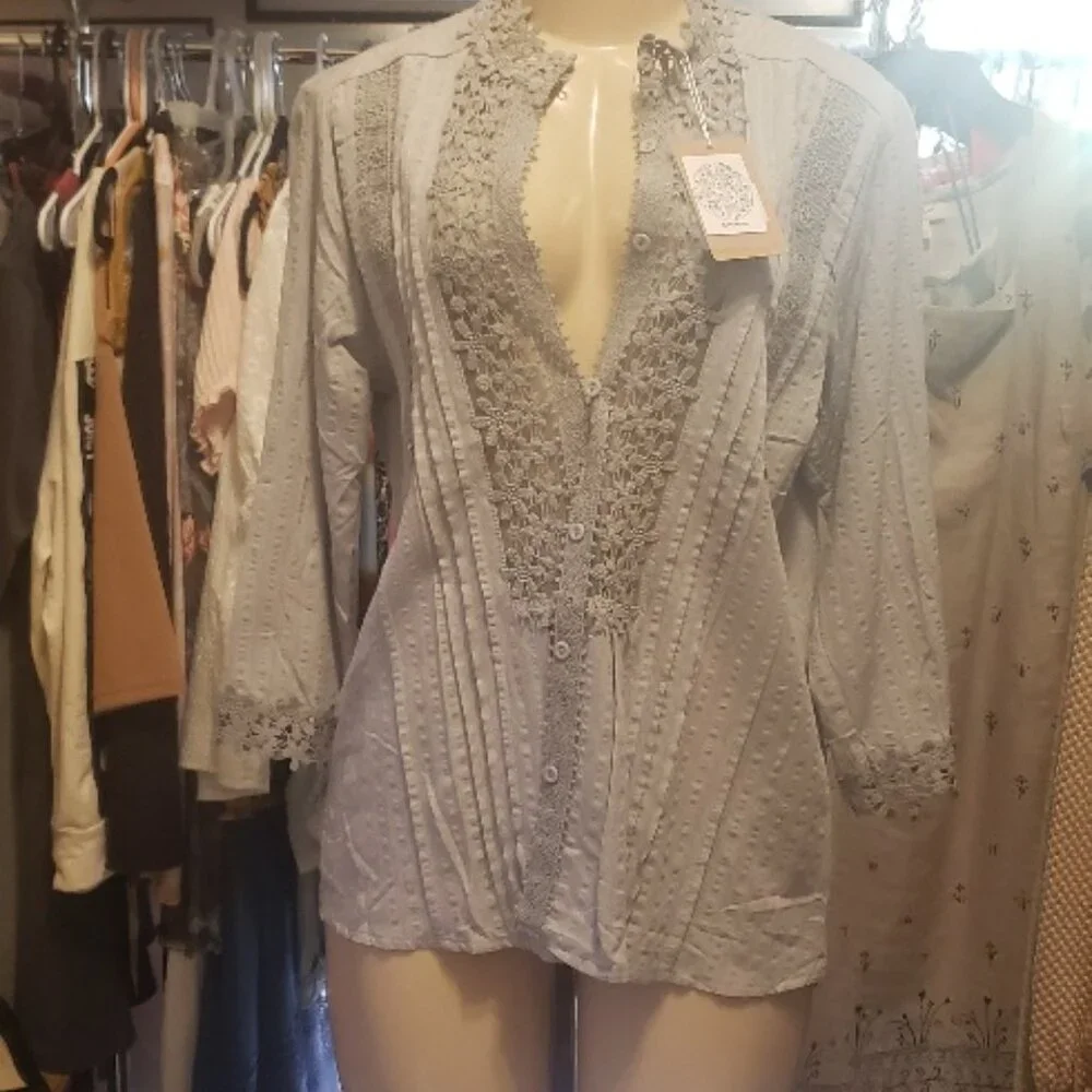 Bohemia Gray Lace Blouse in Size L NWT - Picture 6 of 7